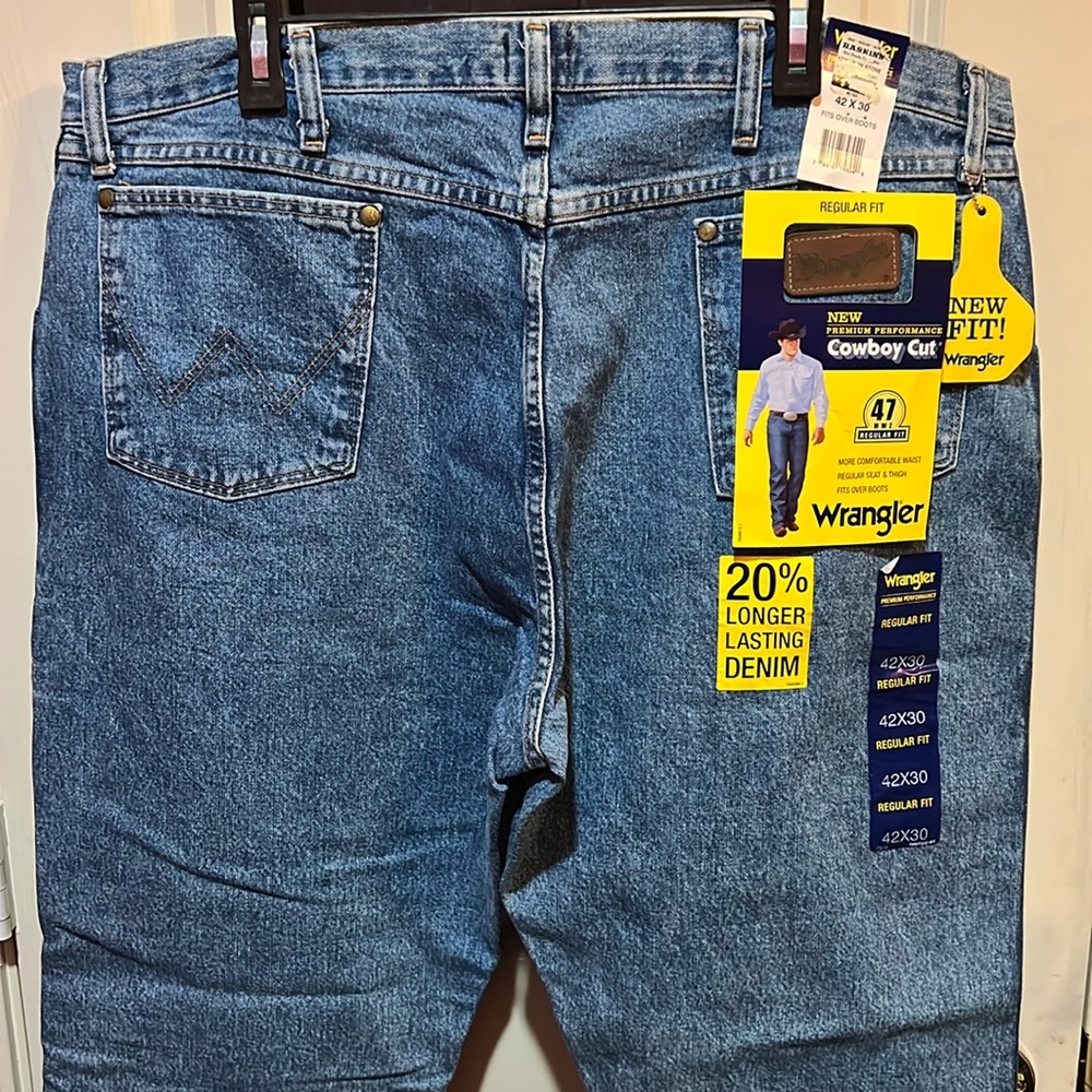 Wrangler Cowboy Cut Jeans Size 42 x 30. Brand new with tags. Regular fit